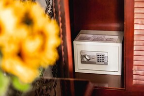 Habitación cuádruple Deluxe | Minibar, caja de seguridad en la habitación y escritorio