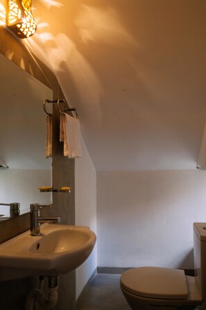 Apartment, 2 Bedrooms | Bathroom | Shower, hair dryer, bidet, towels