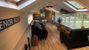Un loft moderno con tragaluces, una zona de cocina y una sala de estar con vistas al jardín.