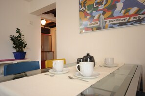 Apartment, 2 Schlafzimmer | Essbereich im Zimmer