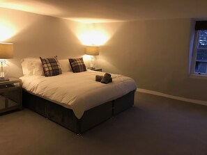 A bedroom with a large bed, two bedside lamps, and a window. - St James Square (Bath)