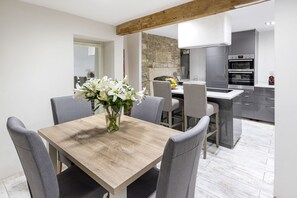 تناول الطعام داخل الغرفة