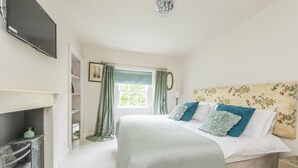 2 bedrooms, iron/ironing board, individually furnished, bed sheets - Maises's Maisonette (Bath)
