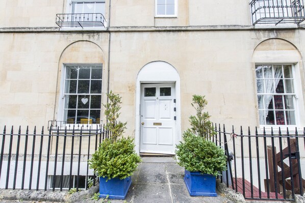 Front of property - Gilda's Garden (Bath)
