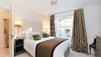 Apartment | Bathroom | Combined shower/tub, deep soaking tub, free toiletries, hair dryer