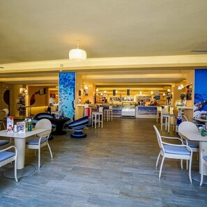 2 bars/lounges