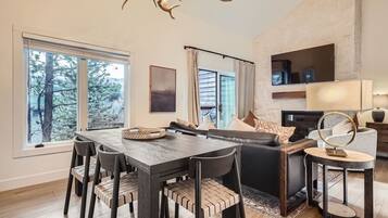 Condo, 2 phòng ngủ | Khu ăn uống