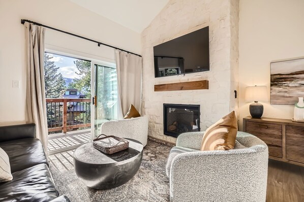 Condo, 2 habitaciones | Área de sala de estar | Televisión 