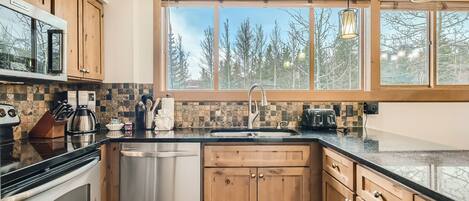 Condo, 3 quartos | Cozinha privada | Geladeira, micro-ondas, fogão, lava-louças