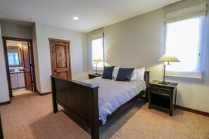 Condo, 5 Bedrooms | 5 bedrooms, iron/ironing board, cots/infant beds, free WiFi - Graystone 2110 5-Star Luxury House with Private Jacuzzi and Double Garage by RedAwning (Mammoth Lakes)