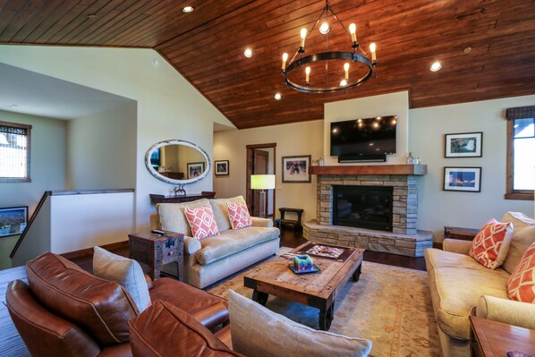 Condo, 5 Bedrooms | 5 bedrooms, iron/ironing board, cots/infant beds, free WiFi - Graystone 2110 5-Star Luxury House with Private Jacuzzi and Double Garage by RedAwning (Mammoth Lakes)