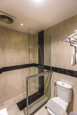 Standard Double Room | Bathroom - Capital O 141 Fatmawati Cozy Residence (Jakarta)