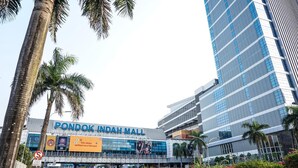 Un edificio moderno con el letrero 'PONDOK INDAH MALL'.