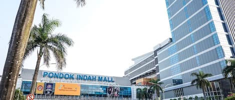 Un edificio moderno con el letrero 'PONDOK INDAH MALL'.