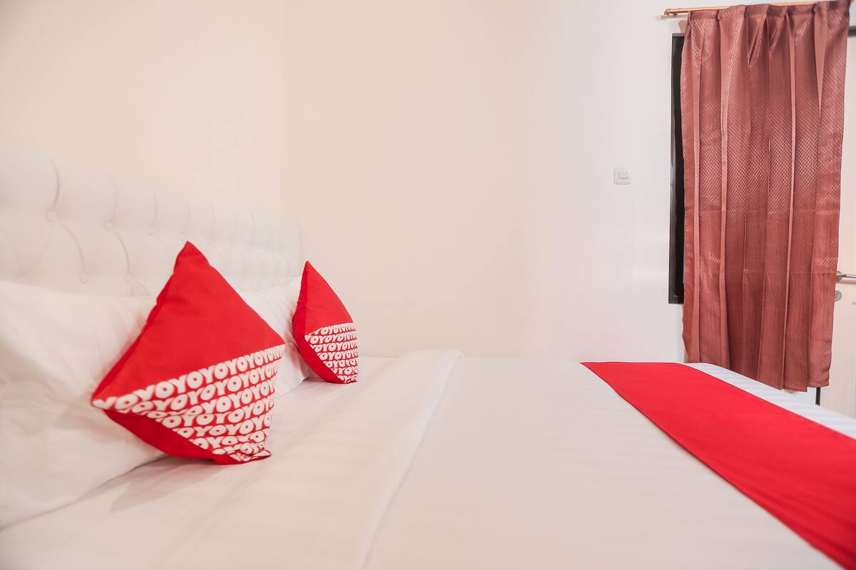 Desk, free WiFi, bed sheets