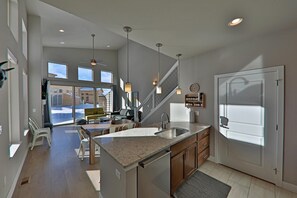 Casa geminada, 2 quartos | Cozinha privada | Geladeira, fogão, cafeteira/chaleira, torradeira