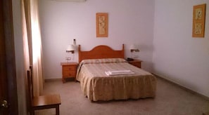 Doppel- oder Zweibettzimmer | Verdunkelungsvorhänge, Bettwäsche