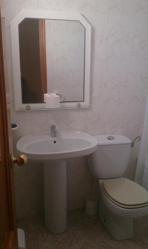 Duschwanne, Komfortbadewanne, Regendusche, kostenlose Toilettenartikel