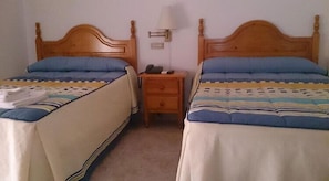Doppel- oder Zweibettzimmer | Verdunkelungsvorhänge, Bettwäsche