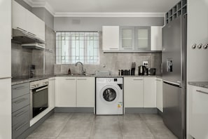 Departamento Confort | Cocina privada | Refrigerador, microondas, horno y parrilla de estufa