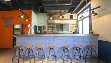 2 bars/lounges