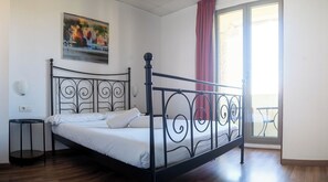 Double Room Ensuite with Balcony | Wi-Fi ฟรี, ผ้า ปูที่นอน, ทางสำหรับรถเข็น