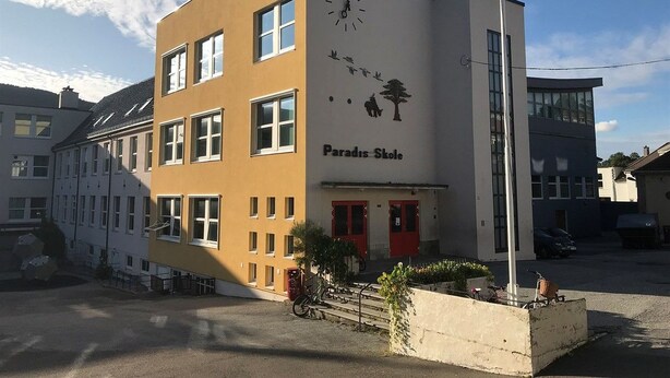A building with a sign reading "Paradis Skole" and a clock on the side. - Stay.plus Budget Paradis (Bergen)
