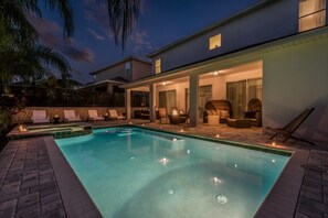 สระว่ายน้ำกลางแจ้งเปิดตามฤดูกาล, ร่มริมสระว่ายน้ำ, เก้าอี้อาบแดดริมสระ