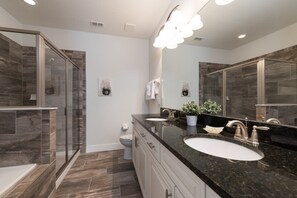 Villa Familiale, plusieurs chambres, bain à remous, côté jardin | Lavabo de la salle de bain