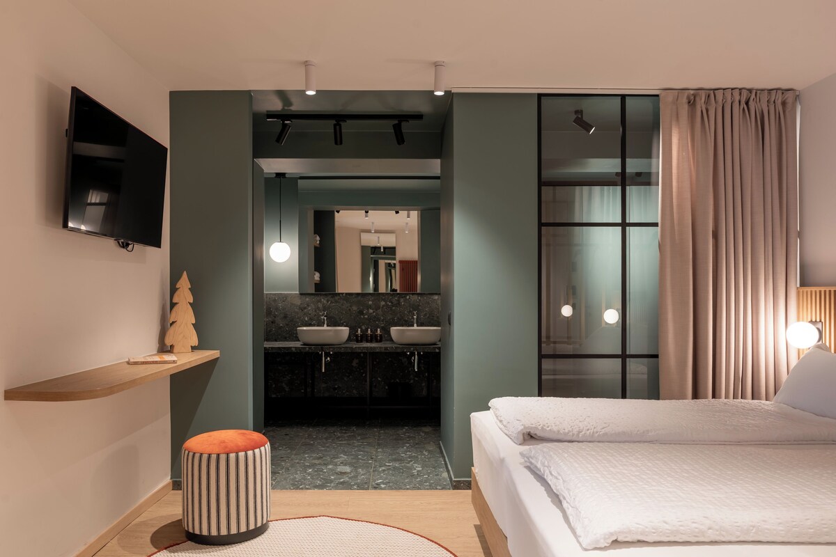 Luxury Suite | Minibar, in-room safe, desk, blackout drapes