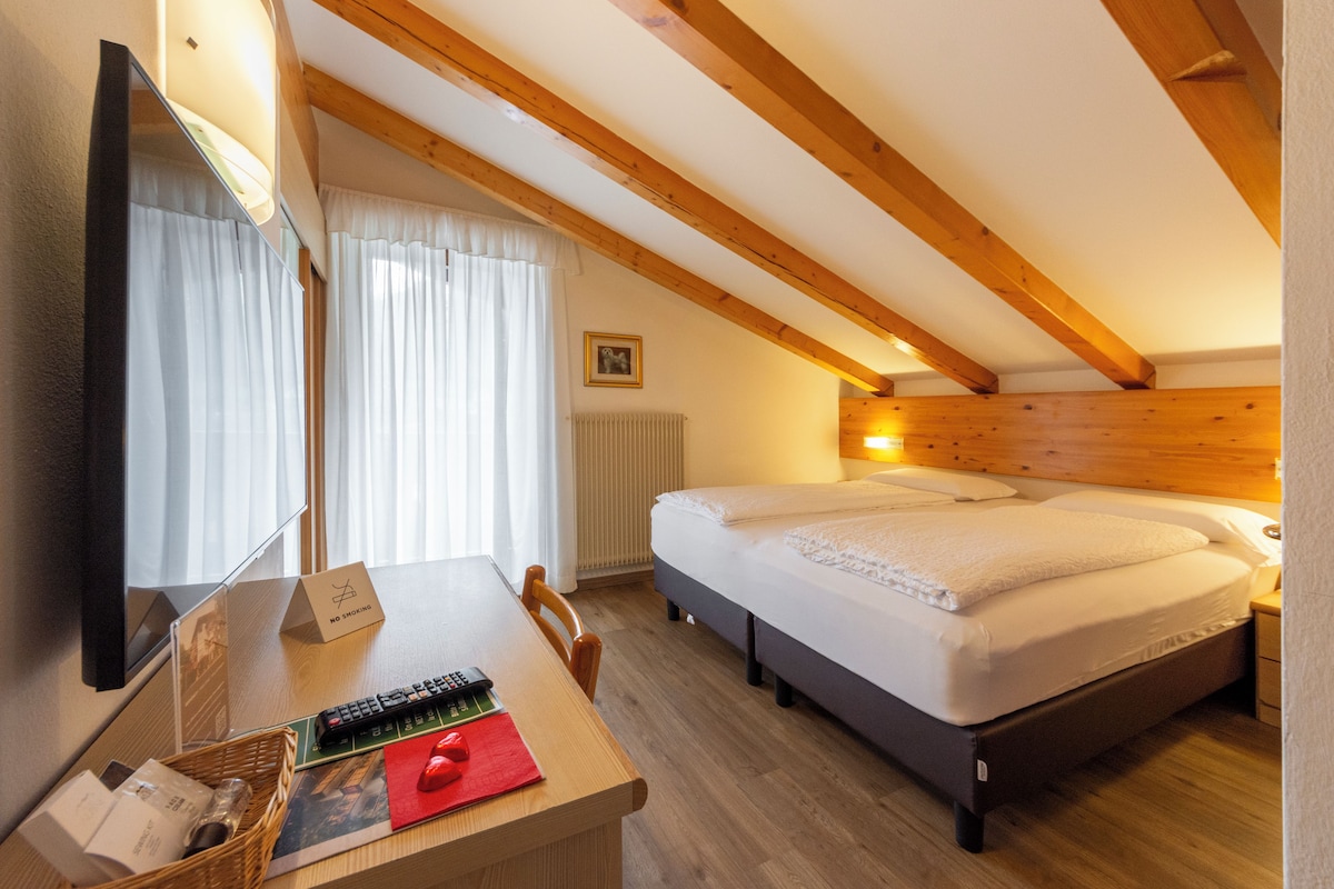Basic Double Room | Minibar, in-room safe, desk, blackout drapes