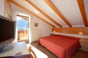 Standaard tweepersoonskamer, 1 queensize bed, niet-roken | 1 slaapkamer, een minibar, een kluis op de kamer, een bureau