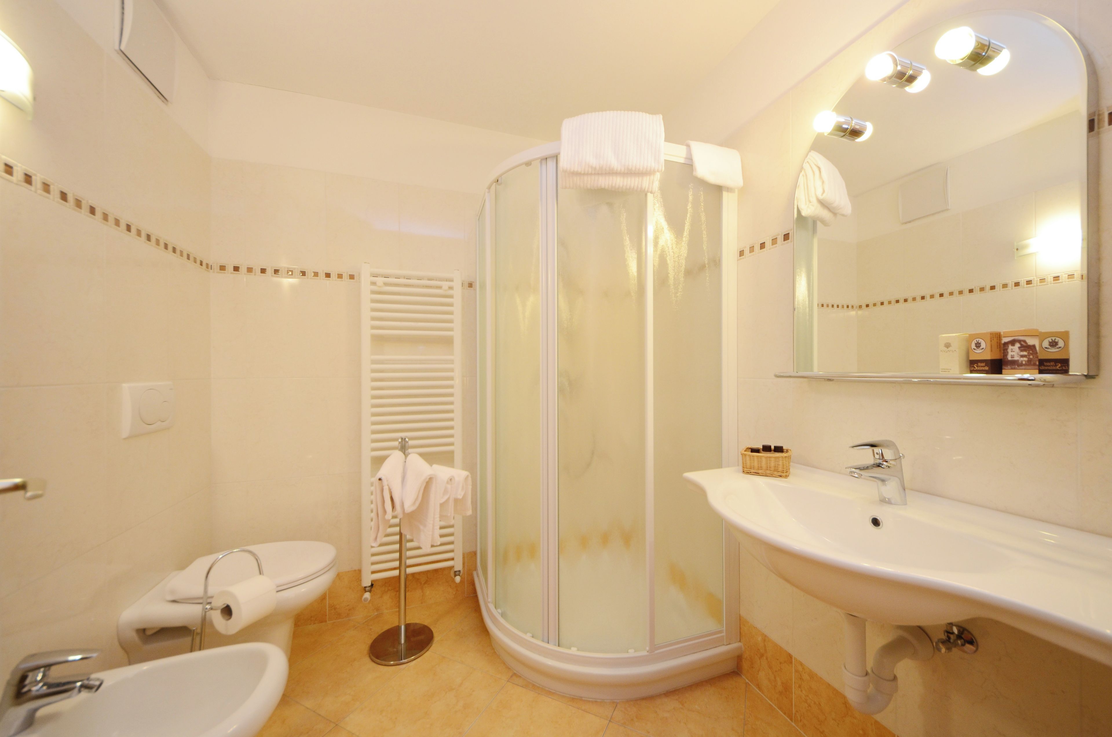 Un baño con inodoro, lavabo y ducha.