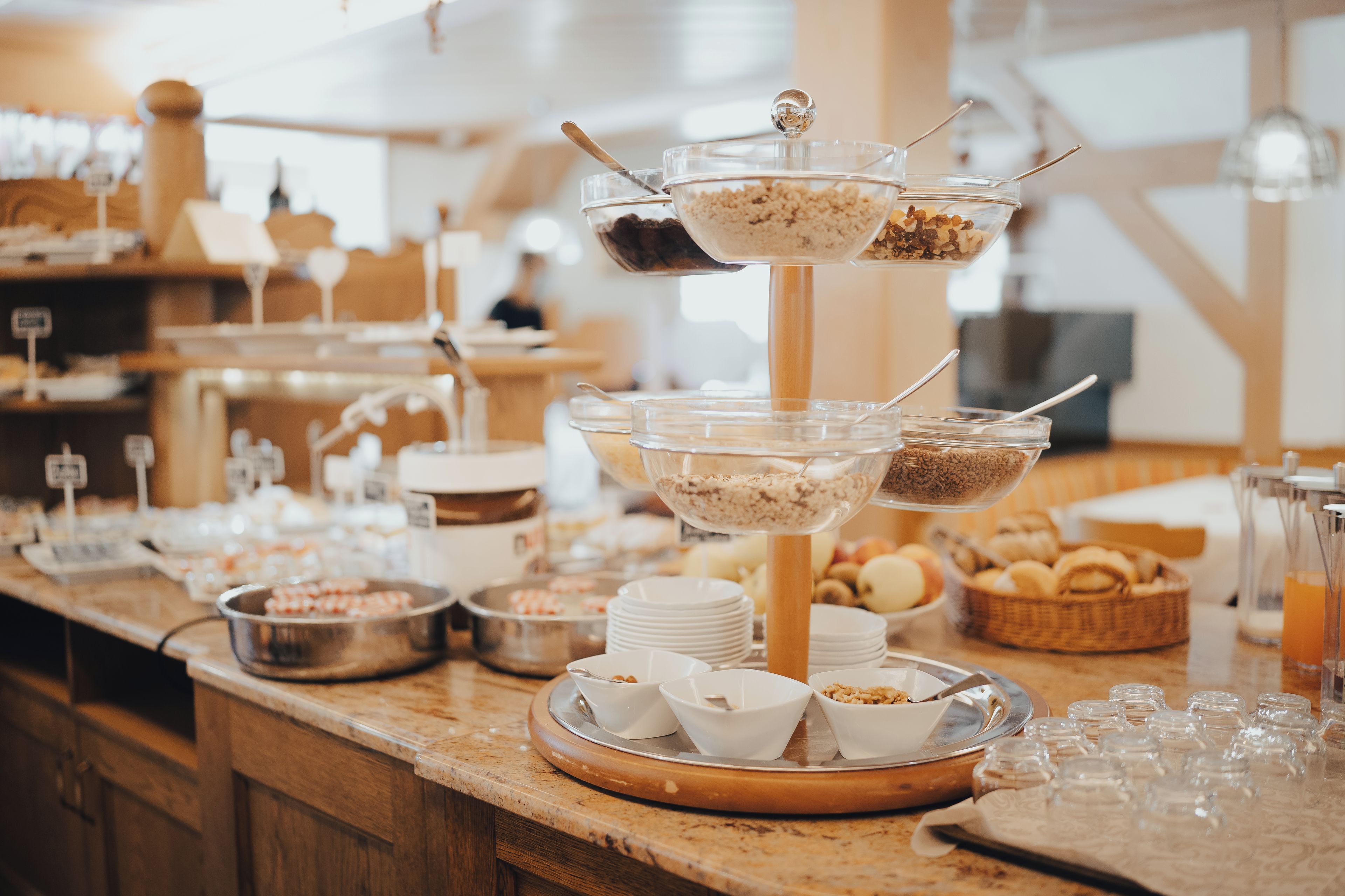 Un'area buffet con diversi alimenti e utensili da portata.