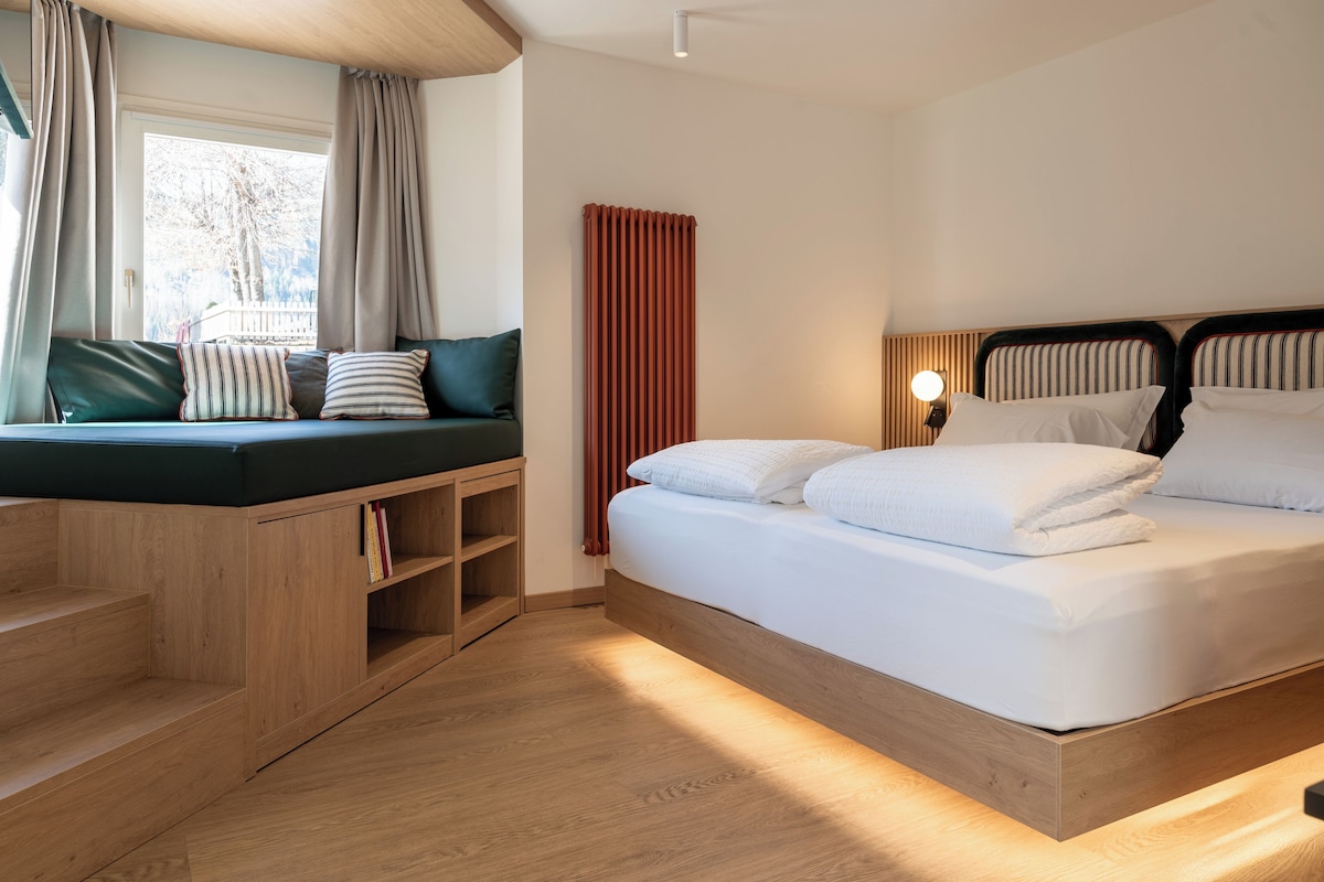 Luxury Room | Minibar, in-room safe, desk, blackout drapes