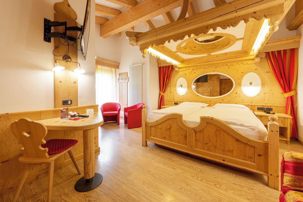 Romantic Room | Minibar, in-room safe, desk, blackout drapes