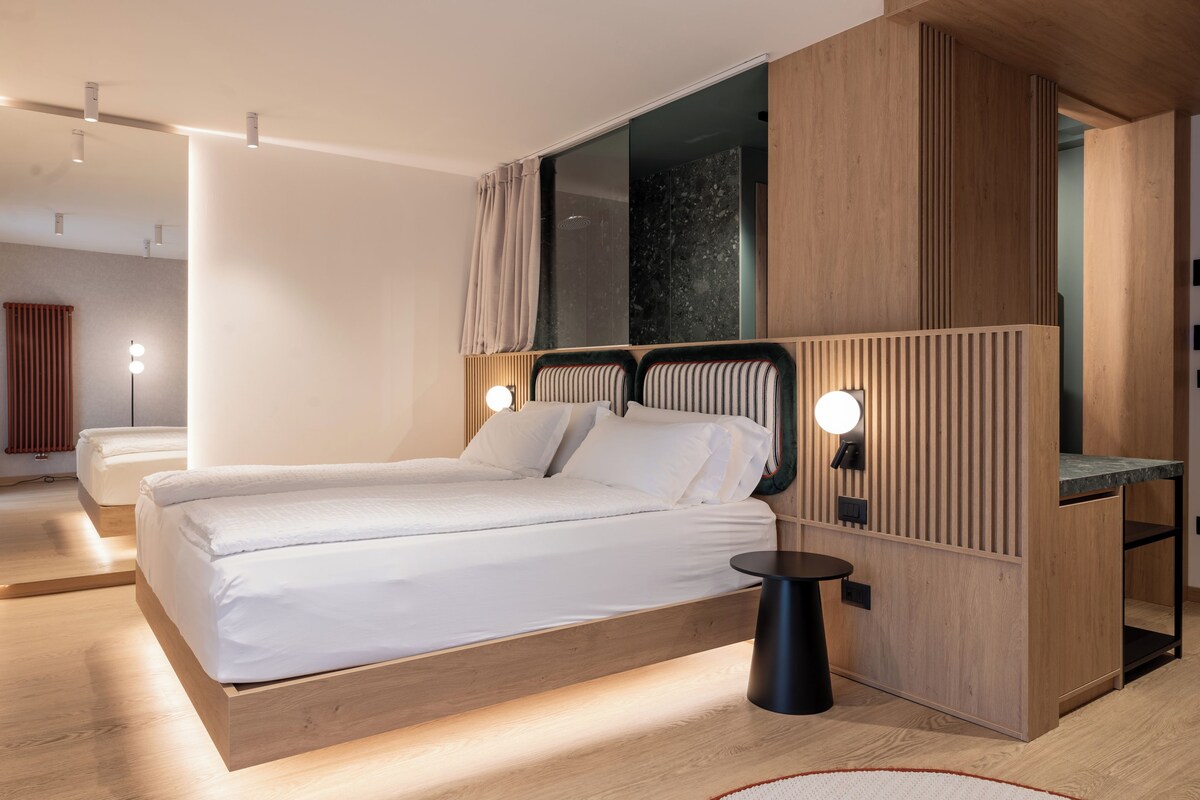 Deluxe Room | Minibar, in-room safe, desk, blackout drapes