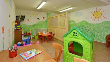 Tempat bermain anak – indoor
