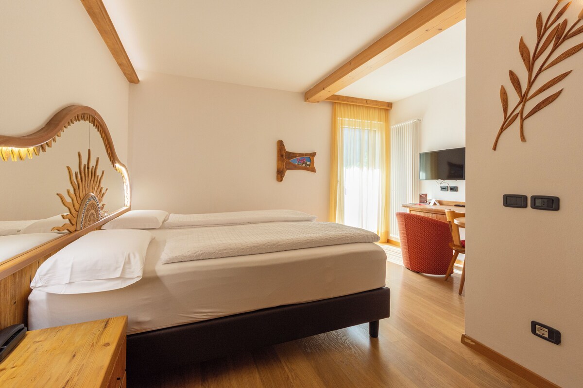 Standard Double Room, 1 Double or 2 Twin Beds, Non Smoking | Minibar, in-room safe, desk, blackout drapes