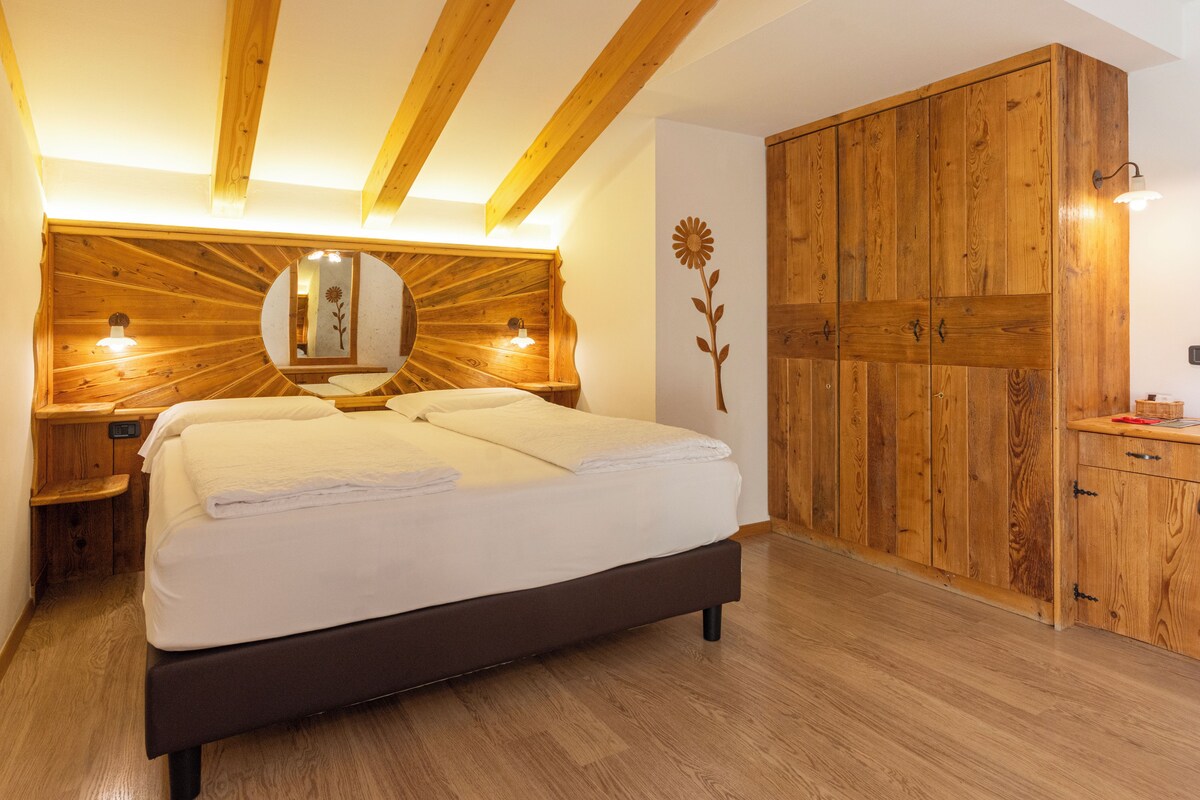 Comfort Double or Twin Room | Minibar, in-room safe, desk, blackout drapes