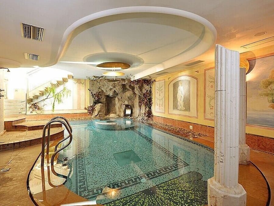 Innenpool, geöffnet von 14:30 Uhr bis 19:30 Uhr, Liegestühle