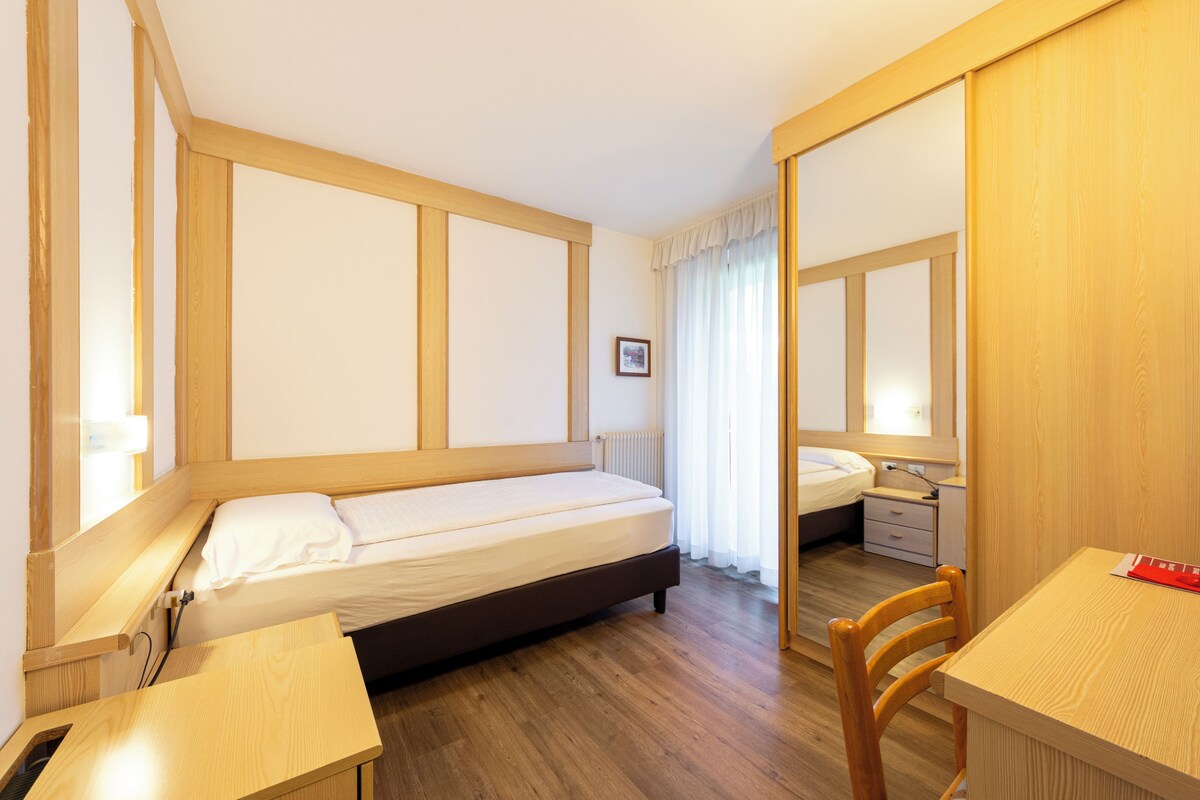 Standard Single Room | Minibar, in-room safe, desk, blackout drapes