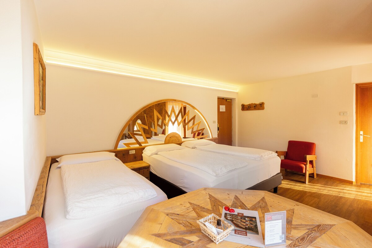 Standard Triple Room | Minibar, in-room safe, desk, blackout drapes