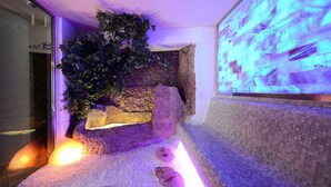 A room with a stone wall, a moss-covered rock, and a tiled floor. - Hotel La Soldanella (Moena)