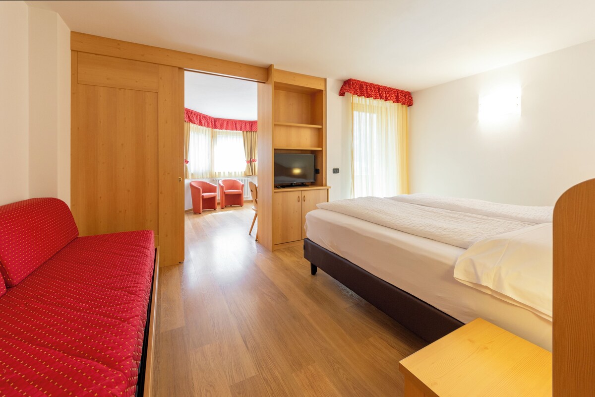 Superior Triple Room | Minibar, in-room safe, desk, blackout drapes