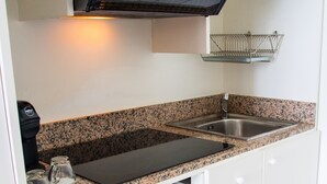 Appartement, 1 chambre | Cuisine privée | Cafétière à espresso, cafetière-théière, réfrigérateur