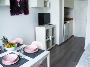 Apartment, 1 Bedroom | In-room dining