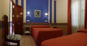 Double Room | Bed sheets - Pensión Doña Trinidad (Seville)