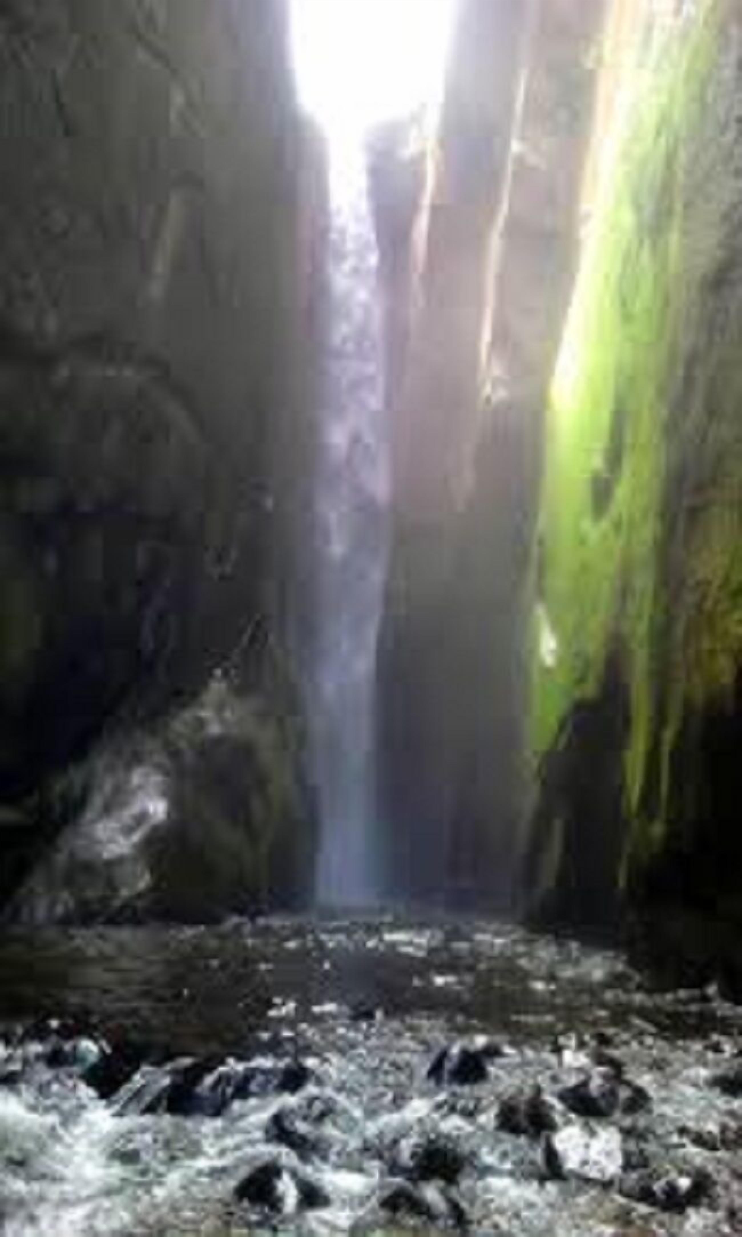 Un canyon étroit avec une cascade.