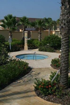 Outdoor spa tub - Fs3867ha - 4 Bedroom Townhome In Regal Palms Resort & Spa, Sleeps Up To 8, Just 7 Miles To Disney (Davenport)